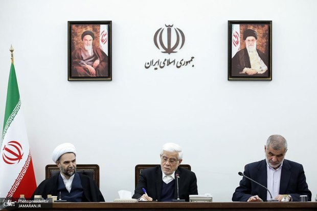 تشکیل کمیته‌ای متشکل از نمایندگان معاونین اول قوا و بخش خصوصی برای تدوین و اجرای سیاست‌ها و پیشنهادات بنگاه‌های اقتصادی و تولیدی/ عارف: نظام و دولت چهاردهم در شرایط کنونی و خروج از تنگناهای اقتصادی بر روی بخش خصوصی حساب ویژه‌ای باز کرده است