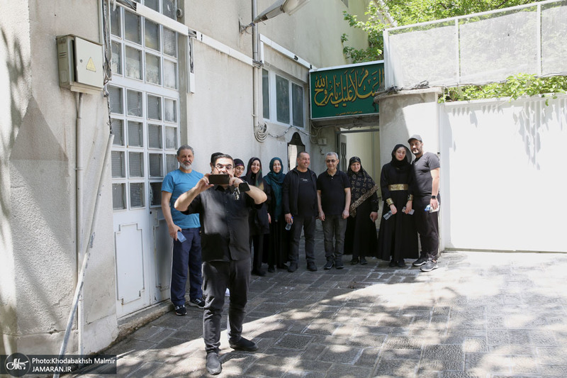 بازدید جمعی از دانش آموزان و مهمانان خارجی از بیت امام خمینی (س) در جماران