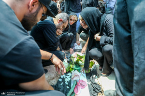 مراسم خاکسپاری مرحوم اکبر عبدی در قطعه هنرمندان
