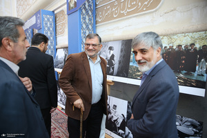 بازدید رئیس مجلس از نمایشگاه عکس امام خمینی