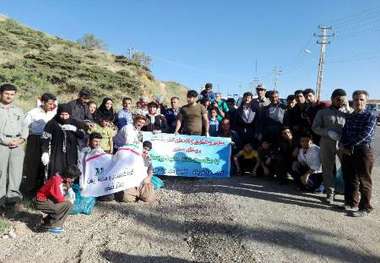 فعالان محیط زیست پاوه روستای گردشگری شمشیر را پاکسازی کردند