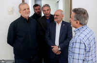 دیدار پزشکیان با جمعی از خانواده های آسیب دیده از جنگ (8)