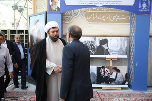 بازدید رئیس مجلس از نمایشگاه عکس امام خمینی