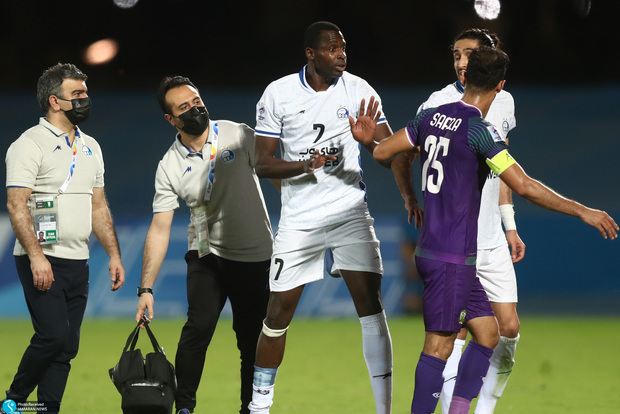 لیگ قهرمانان آسیا| حواشی بازی استقلال و الشرطه؛ درگیری دیاباته و بازیکن عراقی در شب کاپیتانی قایدی + ویدیو و عکس