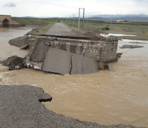 پل ارتباطی روستای سرخه ده ساوه در بارش های دیشب تخریب شد