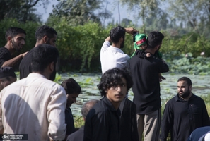 عزاداری سنتی کشمیری‌ها روی قایق