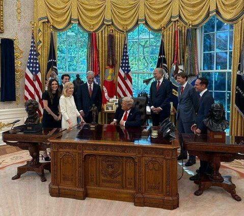 یک جایزه صلح هم به ترامپ رسید + عکس