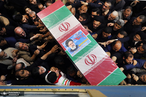 اقامه نماز رهبر معظم انقلاب بر پیکر رئیس جمهوری و یارانش