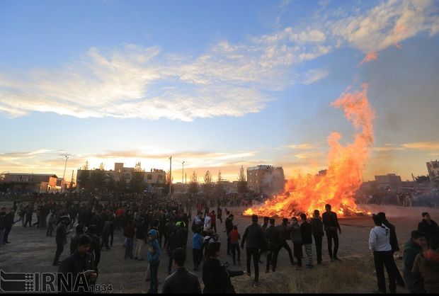 آیین باستانی جشن سده در کرمان برگزار شد