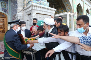 آیین تعویض پرچم گنبد حرم حضرت معصومه(س) و آغاز دهه کرامت