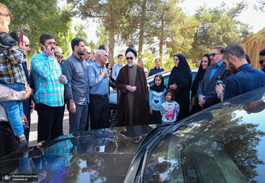 گفت و گوی صمیمی سید محمد خاتمی با اقشار مختلف مردم در گلزار شهدای اردکان