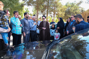 حضور سید محمد خاتمی بر مزار آیت الله سید روح الله خاتمی (ره)