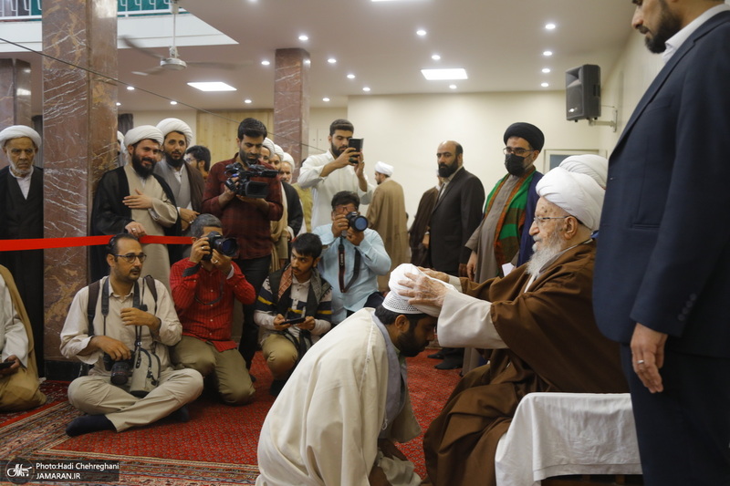 عمامه گذاری طلاب در روز میلاد پیامبر اکرم (ص) و امام صادق (ع) توسط مراجع تقلید