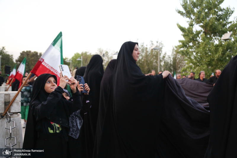 مراسم اهتزاز بزرگترين پرچم عزاداری در تهران