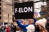 تظاهرات گسترده مردم آمریکا در اعتراض به سیاست‌های ترامپ و ماسک (9)