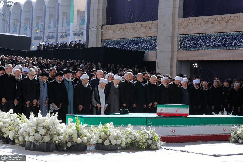 اقامه نماز بر پیکر مطهر رهبر شهید انقلاب و شهدای خانواده ایشان-3