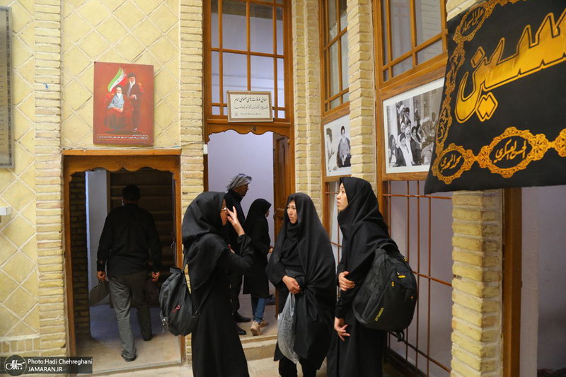 حضور زائران در بیت تاریخی حضرت امام در نجف در روزهای منتهی به اربعین