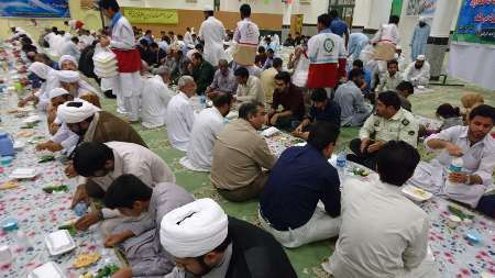 700روزه دار ایرانشهری در ضیافت افطار نهاد نمایندگی رهبری اطعام شدند