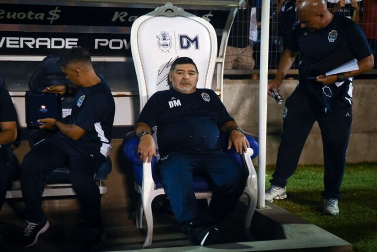 صندلی عجیب مارادونا کنار زمین/ عکس