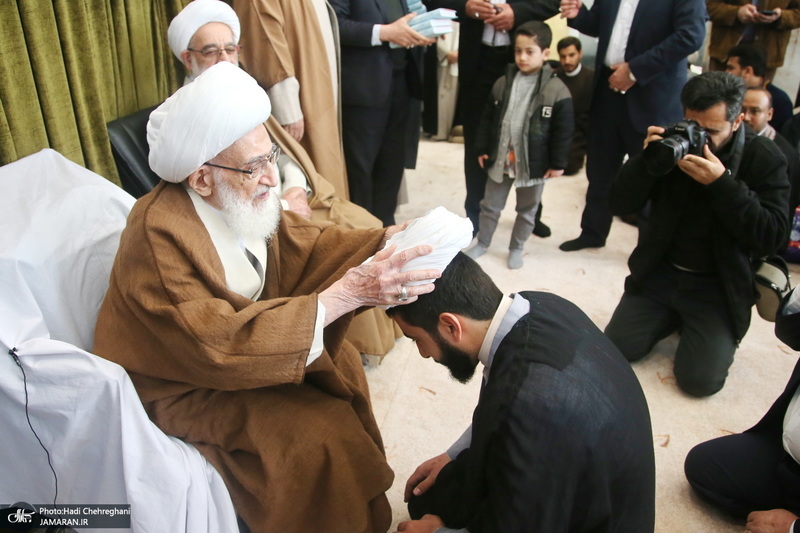 عمامه گذاری طلاب در روز عید مبعث توسط مراجع عظام تقلید‎‎