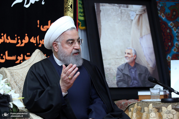 روحانی در منزل سردار شهید سپهبد حاج قاسم سلیمانی:
شهید سلیمانی در تاریخ ملت ایران و آزادی‌خواهان جهان سرافراز و جاودانه خواهد ماند/ آمریکایی‌ها آثار این اقدام جنایتکارانه را نه امروز بلکه در طول سال‌های آینده خواهند دید