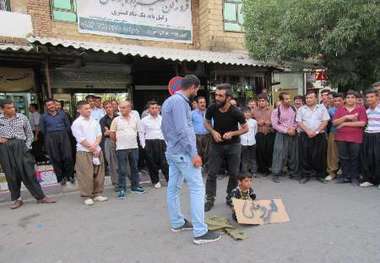 تئاتر خیابانی با عنوان 'فروشنده' در بانه اجرا شد