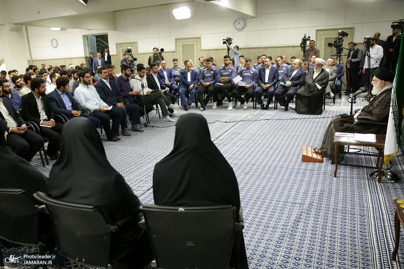 دیدار مدال‌آوران المپیادهای علمی و اعضای تیم ملی والیبال جوانان با رهبر معظم انقلاب