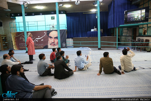 بازدید جمعی از خبرنگاران کشور هند از بیت امام خمینی (س) در جماران