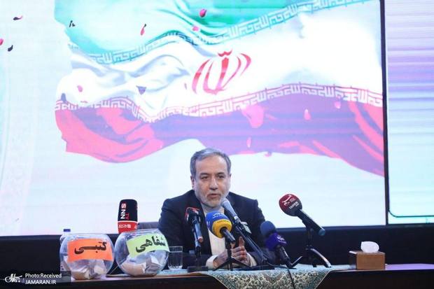 عراقچی: به هیچ کشوری اعتماد نمی‌کنیم اما‌ با بعضی از کشورها ‌رابطه و شراکت راهبردی داریم/ بازداراندگی فقط در بحث نظامی نیست، در بحث‌های اجتماعی، اقتصادی و دیپلماتیک نیز هست/ پرچم مذاکره و دیپلماسی را هیچ وقت زمین نگذاشته‌ایم