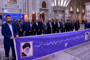 تجدید میثاق رئیس و جمعی از کارکنان بنیاد مستضعفان با آرمان های حضرت امام خمینی (س)