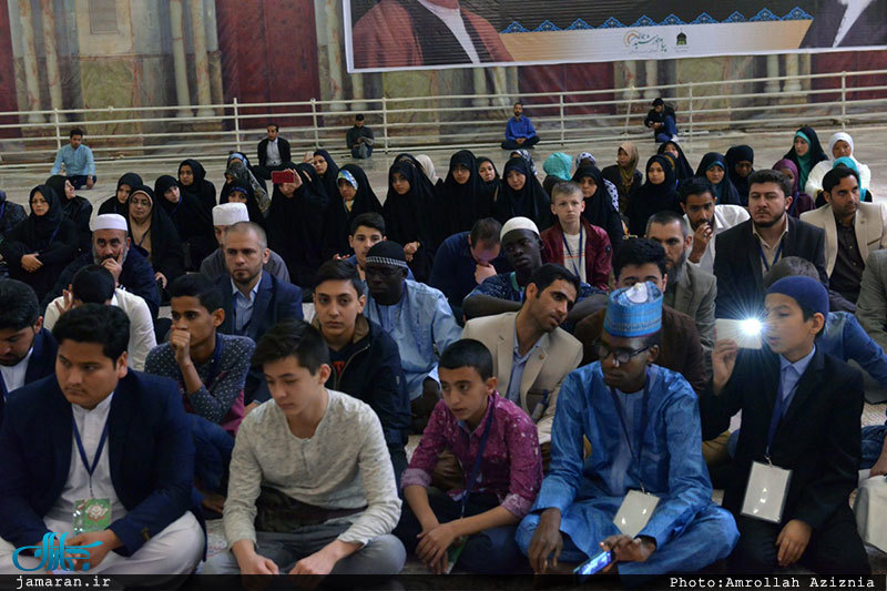 ادای احترام شرکت کنندگان در سی و چهارمین دوره مسابقات قرآن کریم به مقام امام خمینی(س)