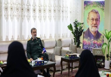 دیدار محسن رضایی با خانواده شهید لاریجانی + عکس