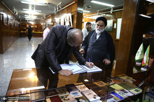 بازدید جمعی از دانشجویان فعال فرهنگی سیاسی و اجتماعی دانشگاه های استان هرمزگان از بیت امام خمینی (س)در جماران