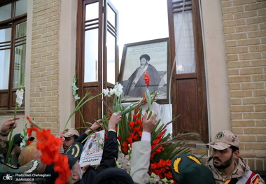 مراسم 12 بهمن و گلباران بیت امام خمینی(س) در قم 