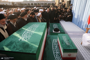 اقامه نماز بر پیکرهای مطهر رهبر شهید و خانواده ایشان به امامت آیت‌الله العظمی جوادی آملی