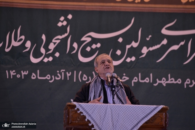 گردهمایی مسئولین بسیج دانشجویی و طلاب بسیجی در حرم امام با سخنرانی رئیس‌جمهور پزشکیان (43)