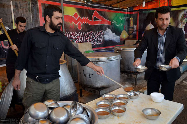 موکب حسینیه اعظم زنجان در سامرا از زائران اربعین پذیرایی می‌کند