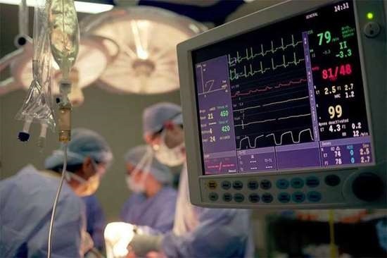 گزارش یک روزنامه: قطعی برق موجب اختلال در برخی از خدمات درمانی شده/ برخی افرادی که در خانه تحت‌درمان هستند، به‌دلیل قطع ناگهانی برق تا پای ازدست‌دادن جانشان رفته‌اند/ پزشکان و تکنیسین‌ها مجبورند با نور موبایل فرایند جراحی را ادامه دهند