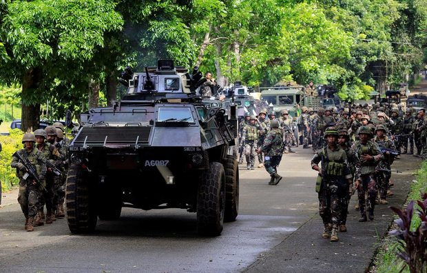 ۲ هزار غیرنظامی در شهر تحت تصرف داعش در فیلیپین به دام افتاده اند + تصاویر