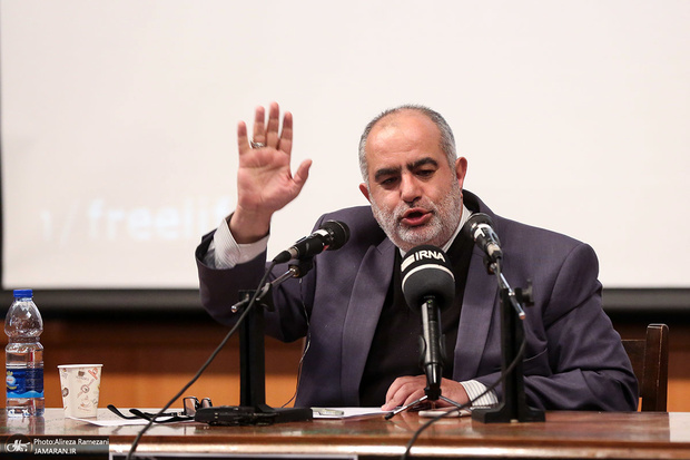 حسام‌الدین آشنا: ترامپ در جهان موازی با ایران مذاکره داشته است