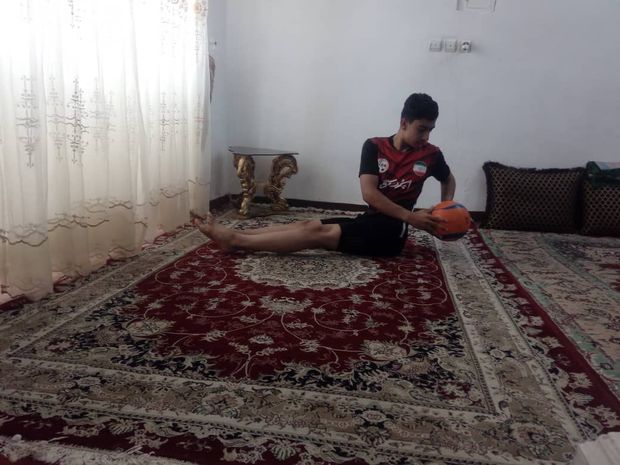 مربی گلستانی تیم ملی فوتوالی از خانه شاگردانش را تمرین می‌دهد