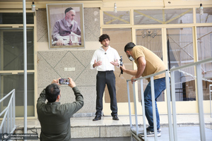 بازدید مهمانان خارجی شرکت کننده در مراسم وداع و تشییع رهبر شهید از حسینیه جماران