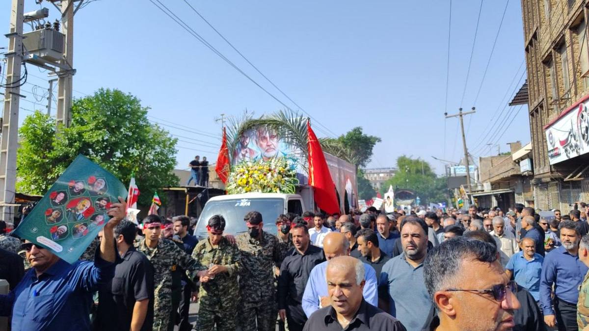 مراسم تشییع سپهبد شهید غلامعلی رشید و فرزندش و سردار نصیر باغبان بر دستان خوزستانی‌ها + عکس و فیلم