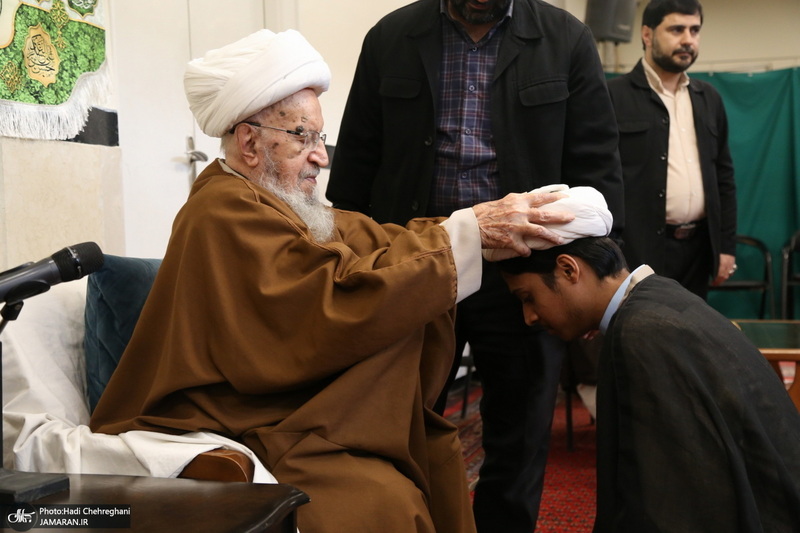 عمامه گذاری طلاب توسط مراجع عظام تقلید در روز میلاد امام علی (ع)‎