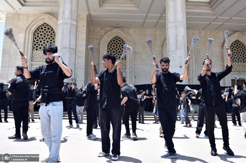 عزاداری ظهر عاشورا در حرم مطهر امام خمینی (س)