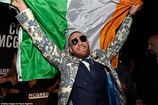 تصاویری از  لباس عجیب مک گرگور برای جشن شکست!
