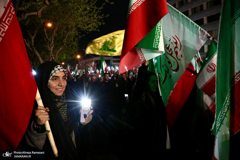 حركت دسته مردمى پرچمداران ايران به مناسبت روز جمهوری اسلامی ایران