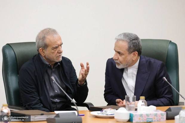 عراقچی: انتخاب آقای قالیباف در تیم مذاکرات پیشنهاد رئیس‌جمهور بود/ پزشکیان اصرار داشت که «باید نام آقای قالیباف به‌عنوان مسئول مذاکرات نوشته شود تا من امضا کنم»/ دنیا مسئولین ایرانی را دست‌کم گرفته بود