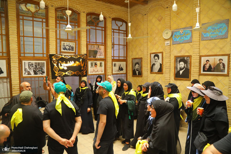 حضور زائران در بیت تاریخی حضرت امام در نجف در روزهای منتهی به اربعین