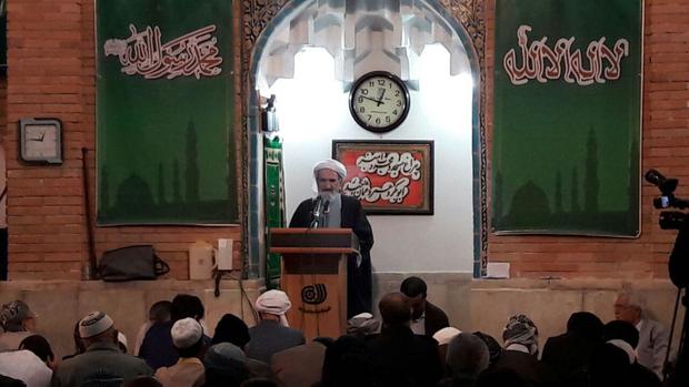 امام جمعه سنندج: دوری از دین انحطاط اجتماع را به دنبال دارد